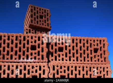 Pila di mattoni da costruzione in una nuova area di sviluppo a Emmering. [traduzione automatizzata] Foto Stock