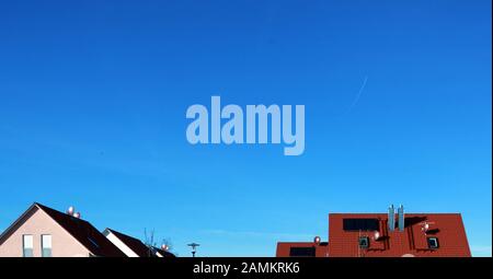 Tetti di casa in una proprietà di nuova costruzione a Emmering. [traduzione automatizzata] Foto Stock