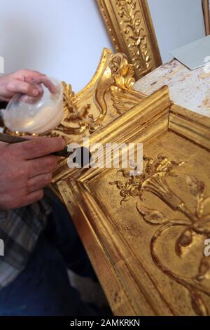 Una nuova cornice per la Madonna Sistina di Raffaello è stata creata nella fabbrica di cornici di Monaco di Baviera del cineforo Werner Murrer. Nella foto la cornice è dorata. [traduzione automatizzata] Foto Stock