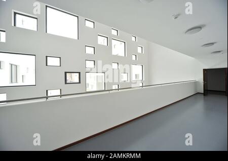 Consegna dell'estensione universitaria dell'Università delle Scienze Applicate a Dachauer Straße 100 a, nel 80636 Monaco, allo Stato libero di Baviera. La pianificazione generale era responsabilità dell'ufficio architettonico SAM, la façade è stata progettata dall'ufficio Steidle. [traduzione automatizzata] Foto Stock