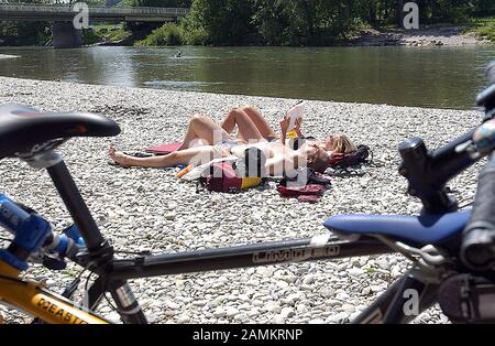 Coppia prendere il sole sul fiume Isar alla pesca ponte. [traduzione automatizzata] Foto Stock