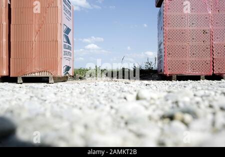 Pila di mattoni da costruzione nella nuova area di sviluppo nella zona industriale occidentale di Maisach. [traduzione automatizzata] Foto Stock