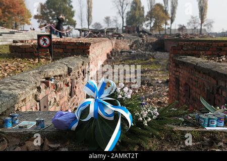 Resti delle camere a gas e crematorio con oggetti devozionali funerari sul sito del memoriale nell'ex campo di concentramento di Auschwitz - Birkenau. [traduzione automatizzata] Foto Stock