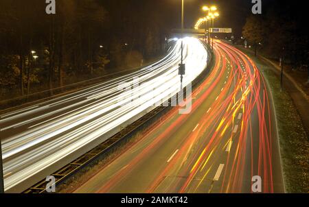 Piste leggere di veicoli sul Mittlerer Ring di Giesing di notte. [traduzione automatizzata] Foto Stock