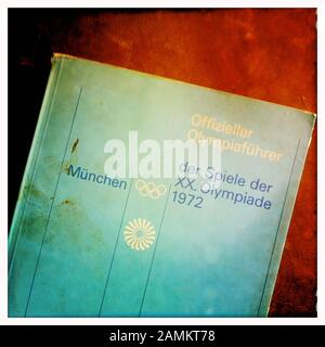 Nei due bar 'ünchen 72' (uno nella Kohlstrasse, uno nell'Olympiapark) il tempo dei Giochi Olimpici 1972 a Monaco di Baviera torna vivo. Nella foto la "Guida olimpica ufficiale". [traduzione automatizzata] Foto Stock