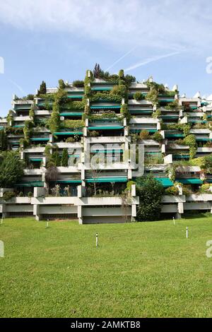 Il complesso a Titurelstraße 5-9 a Bogenhausen è la prima casa in cima alla collina in Baviera e come tale è elencato come monumento storico. [traduzione automatizzata] Foto Stock