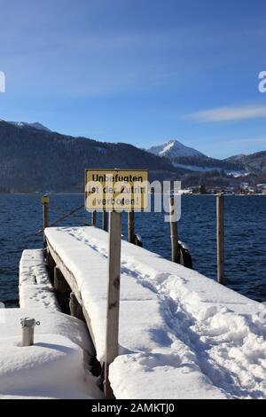 Passeggiata innevata a Tegernsee nel villaggio omonimo, alta Baviera, Germania [traduzione automatizzata] Foto Stock