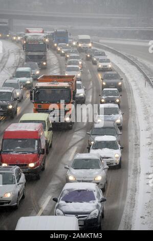 Traffico lento a causa delle condizioni invernali sull'autostrada Lindau verso il centro città. [traduzione automatizzata] Foto Stock