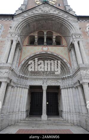 La Chiesa di Sant'Anna, costruita dall'architetto Gabriel von Seidl in stile neoromanico, nel quartiere di Monaco di Baviera di Lehel. [traduzione automatizzata] Foto Stock