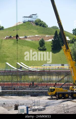 Preparativi per i Giochi X nel Parco Olimpico. L'attrezzatura pesante è usata per costruire le varie attrezzature per i giochi. [traduzione automatizzata] Foto Stock