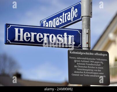 I segni del Hererostraße e del Tangastraße a Waldtruding hanno un pannello aggiuntivo 'Esporre la storia coloniale'. Informa sulla crudele oppressione del popolo Herero nell'ex colonia del Sud-Ovest dell'Africa tedesca da parte del Reich tedesco. [traduzione automatizzata] Foto Stock