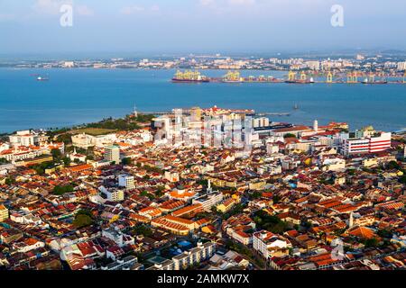 Veduta aerea della citta' di Georgetown dalla cima della Torre Kuntar in Georgetown, Isola di Penang, Malesia guardando verso Butterworth e il Stra Foto Stock