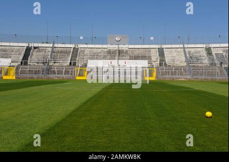 I lavori di ristrutturazione dello stadio comunale di Grünwalder Straße ('60er-Stadion') a Giesing sono quasi ultimati. Nella foto il campo di riproduzione. [traduzione automatizzata] Foto Stock