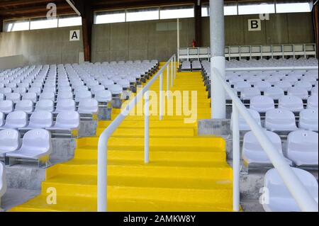 I lavori di ristrutturazione dello stadio comunale di Grünwalder Straße ('60er-Stadion') a Giesing sono quasi ultimati. Nella foto la tribuna principale. [traduzione automatizzata] Foto Stock