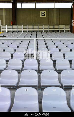 I lavori di ristrutturazione dello stadio comunale di Grünwalder Straße ('60er-Stadion') a Giesing sono quasi ultimati. Nella foto la tribuna principale. [traduzione automatizzata] Foto Stock