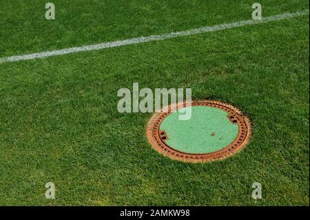 I lavori di ristrutturazione dello stadio comunale di Grünwalder Straße ('60er-Stadion') a Giesing sono quasi ultimati. L'immagine mostra una copertina a tombino accanto al campo di gioco. [traduzione automatizzata] Foto Stock