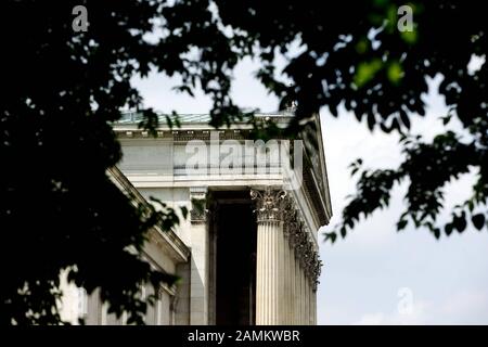 Timpano della collezione statale di antichità classiche sulla Königsplatz di Monaco. [traduzione automatizzata] Foto Stock