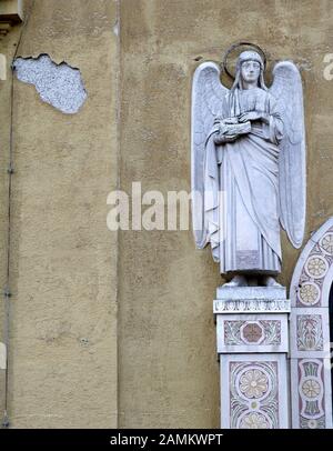 Angel figura e intonaco in fiocchi sulla façade della sala delle benedizioni nel Cimitero Ovest di Monaco. [traduzione automatizzata] Foto Stock