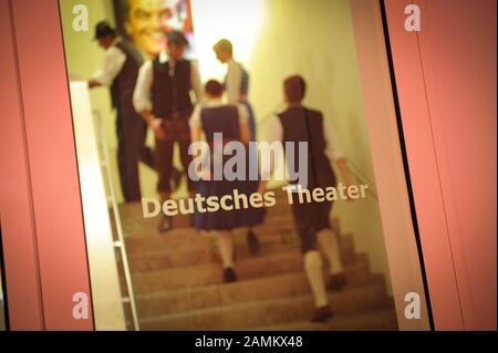 Il Deutsches Theater München e il Festring München e.V. organizzano il 'Oide Wiesn Bürgerball - Da Lederhosen al costume Del Cittadino'. [traduzione automatizzata] Foto Stock
