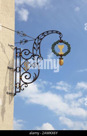 Segno storico della gilda sulle mura della fabbrica di birra Starnbräu, Bad Tölz, alta Baviera, Germania [traduzione automatizzata] Foto Stock