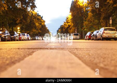 Vista della deserta Nymphenburger Strasse di Monaco durante l'ultima partita della Coppa del mondo 2014 in Brasile. [traduzione automatizzata] Foto Stock