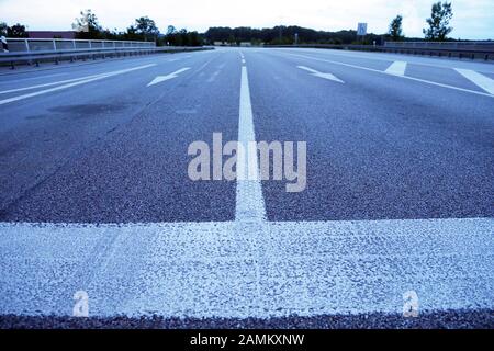 Vista della strada federale deserta B2 nei pressi di Germering durante la partita finale per la Coppa del mondo 2014 in Brasile. [traduzione automatizzata] Foto Stock