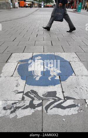 Piastrelle mal disposte tra la valle e Viktualienmarkt. Le pietre sono state in parte imbavagliate dopo la nuova posa, il segno madre-bambino è sfocato. [traduzione automatizzata] Foto Stock