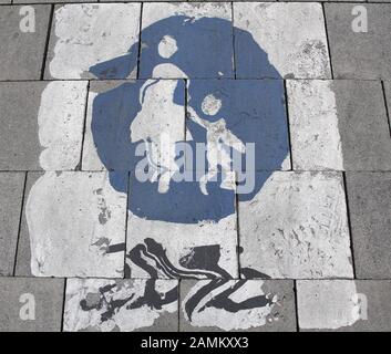 Piastrelle mal disposte tra la valle e Viktualienmarkt. Le pietre sono state in parte imbavagliate dopo la nuova posa, il segno madre-bambino è sfocato. [traduzione automatizzata] Foto Stock