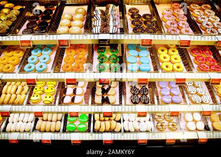 Messa in servizio parziale del nuovo livello di distribuzione S-Bahn alla stazione centrale di Monaco: Nella foto Donuts in un negozio di recente apertura della catena Dunkin' Donuts. [traduzione automatizzata] Foto Stock