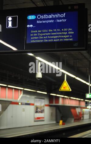 Uno sciopero dei macchinisti Union GDL ha paralizzato in larga misura la S-Bahn e i treni a lunga distanza di Monaco. Nella foto una bacheca informa i passeggeri della stazione della metropolitana Hauptbahnhof. [traduzione automatizzata] Foto Stock