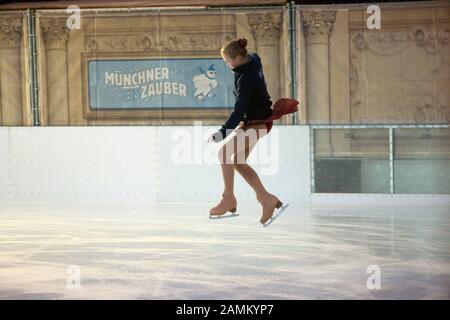 Salto di uno skater artificiale di ghiaccio al 'ünchner Eiszauber' sullo Stachus. [traduzione automatizzata] Foto Stock