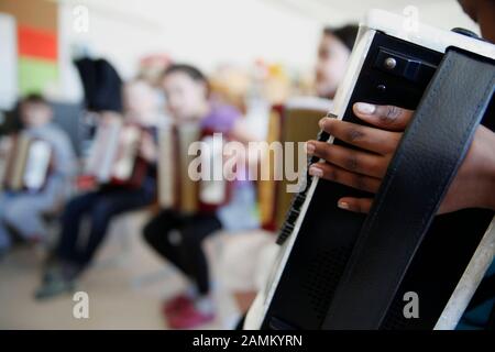 Uno studente sta praticando una fisarmonica come parte del progetto della scuola di musica "Ikarus". Nel progetto della Scuola Municipale di canto e Musica, i secondi livellatori della scuola elementare Grafinger Strasse possono provare cinque diversi strumenti musicali per un periodo di due mesi. [traduzione automatizzata] Foto Stock