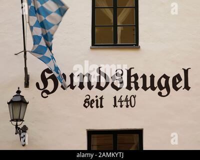 L''Hundskugel era un ristorante tradizionale di Monaco. Si trova in una delle più antiche case cittadine ancora esistenti della città, una casa a Altmünchener mezze spioventi dal 1440, a Hottestrasse 18 a Monaco di Baviera. [traduzione automatizzata] Foto Stock