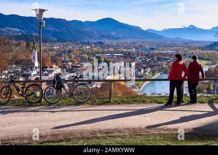 Vista sull'Isarwinkel dal calvario a Bad Tölz, in primo piano l'Isarar, sullo sfondo delle montagne. [traduzione automatizzata] Foto Stock