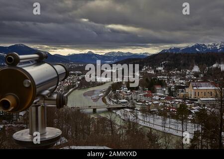 Vista sull'Isarwinkel dal calvario a Bad Tölz, in primo piano l'Isarar, sullo sfondo delle montagne. [traduzione automatizzata] Foto Stock