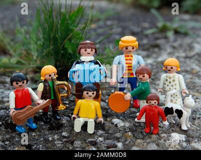 Diverse costellazioni familiari, rappresentate dalle figure Playmobil. Nella foto: Famiglia estesa. [traduzione automatizzata] Foto Stock