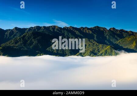 Fansipan, Fan si Pan o Phan Xi Pang montagna la montagna più alta di Indochina a Sapa, Vietnam Foto Stock