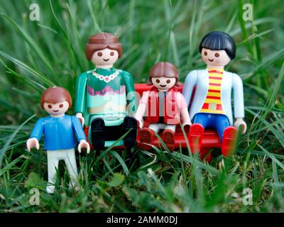 Diverse costellazioni familiari, rappresentate dalle figure Playmobil. Nella foto: Famiglia Arcobaleno, due padri gay con bambino. [traduzione automatizzata] Foto Stock