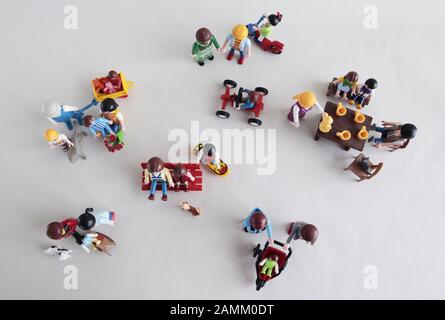 Diverse costellazioni familiari, rappresentate dalle figure Playmobil. [traduzione automatizzata] Foto Stock