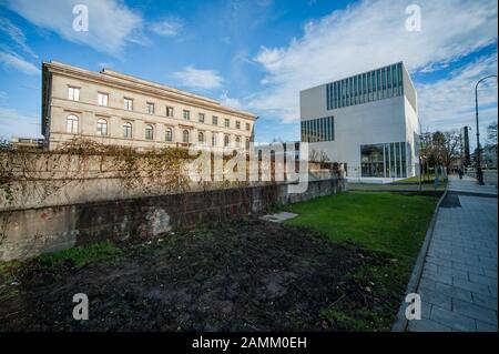 Uno dei piedistalli dei cosiddetti "Templi D'Onore" del tempo del nazionalsocialismo su Königsplatz fu liberato dal verde. I templi nazisti sono stati soffiati nel 1947 sulle istruzioni del governo militare degli Stati Uniti e successivamente sono stati piantati di verde e si sono sviluppati in biotopi che sono ora protetti. [traduzione automatizzata] Foto Stock