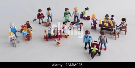 Diverse costellazioni familiari, rappresentate dalle figure Playmobil. [traduzione automatizzata] Foto Stock