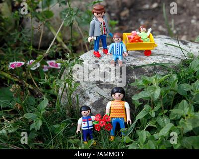 Diverse costellazioni familiari, rappresentate dalle figure Playmobil. Nella foto: Famiglia patchwork. [traduzione automatizzata] Foto Stock