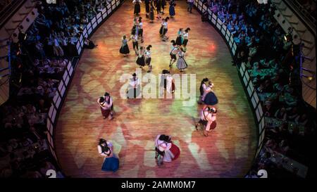 Il Deutsches Theater München e il Festring München e.V. organizzano il 'Oide Wiesn Bürgerball - Von der Lederhosen bis zur Bürgertracht': Nella foto un gruppo di danza popolare. [traduzione automatizzata] Foto Stock