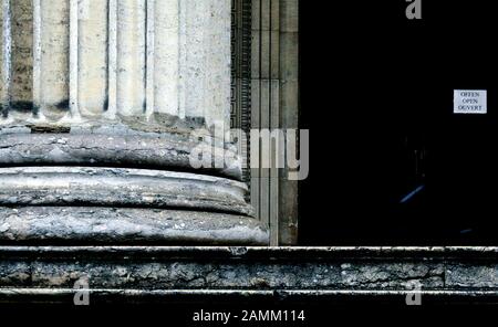 Colonna e scala della Collezione statale di antichità classiche a Königsplatz. Sulla porta d'ingresso si appende un cartello con la scritta "Open, open, ouvert". [traduzione automatizzata] Foto Stock