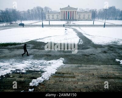 La Königsplatz sulla neve: In primo piano la scala della Collezione Statale di antichità classiche, sullo sfondo il Glyptothek. [traduzione automatizzata] Foto Stock