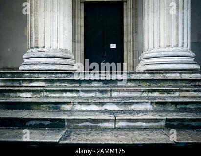 La scala innevata e due colonne all'ingresso della collezione statale di antichità classiche su Königsplatz. [traduzione automatizzata] Foto Stock