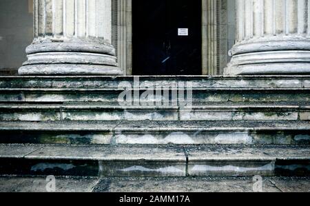 La scala innevata e due colonne all'ingresso della collezione statale di antichità classiche su Königsplatz. [traduzione automatizzata] Foto Stock