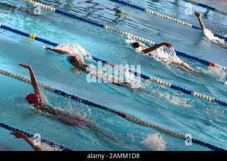 Nuotatore al festival di nuoto 'Head-Trophy' nella Sala olimpica di Monaco. In uno dei più grandi eventi di nuoto in Europa, i giovani atleti possono competere con i migliori nel loro campo. [traduzione automatizzata] Foto Stock
