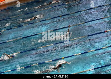 Nuotatore al festival di nuoto 'Head-Trophy' nella Sala olimpica di Monaco. In uno dei più grandi eventi di nuoto in Europa, i giovani atleti possono competere con i migliori nel loro campo. [traduzione automatizzata] Foto Stock