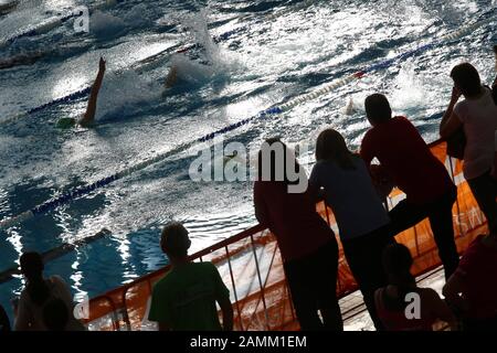 Nuotatore al festival di nuoto 'Head-Trophy' nella Sala olimpica di Monaco. In uno dei più grandi eventi di nuoto in Europa, i giovani atleti possono competere con i migliori nel loro campo. [traduzione automatizzata] Foto Stock